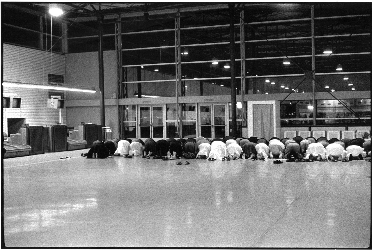 Prière avant l’arrivée d’un pèlerinage à la Mecque, Roissy, 5 mai 1996