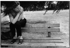 Siham Sahed, étudiante et chanteuse du groupe Chabab Artist, Mantes-la-Jolie, 13 juillet 1996